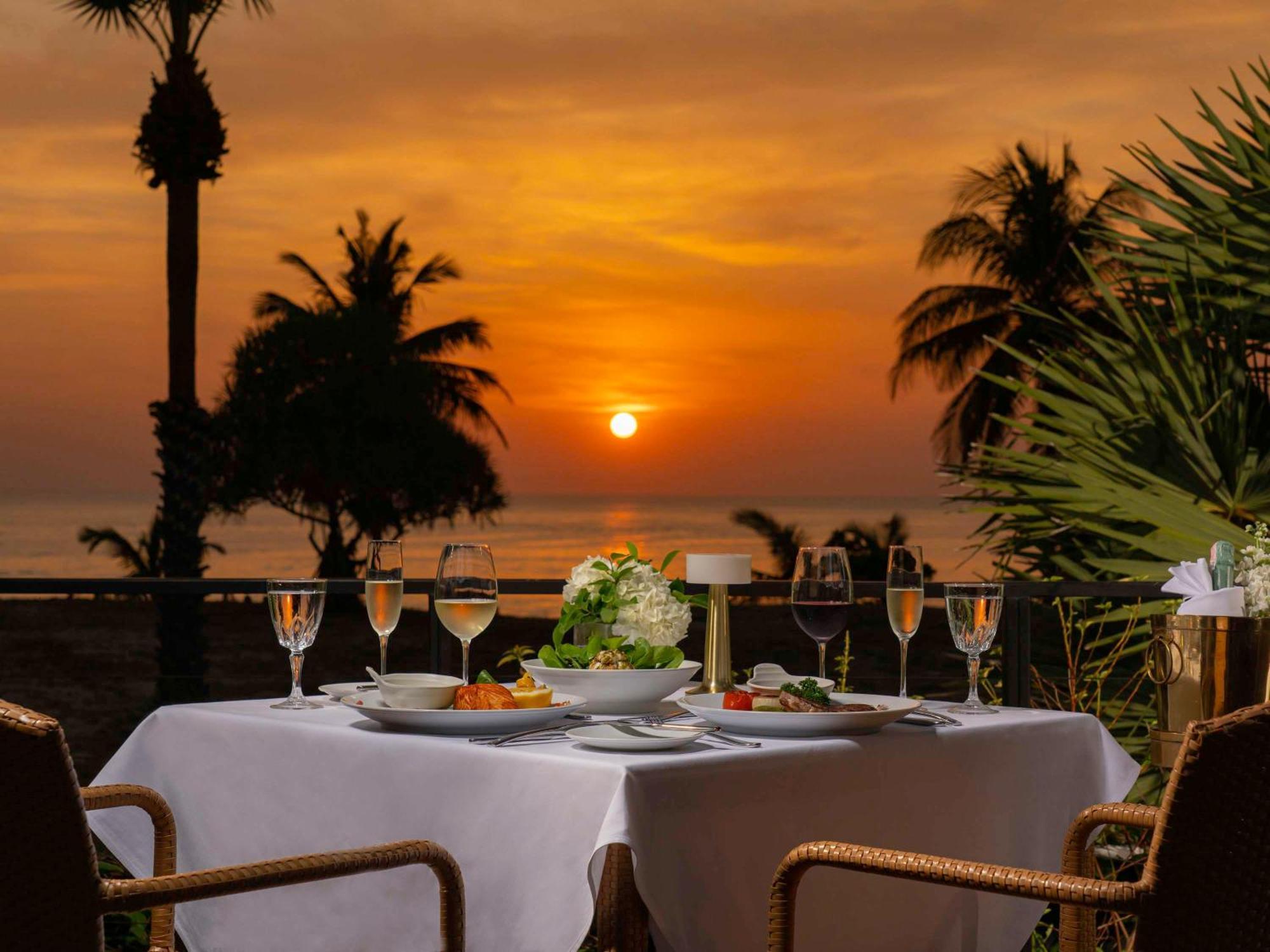 Pullman Phuket Karon Beach Resort Esterno foto Sunset at the beach