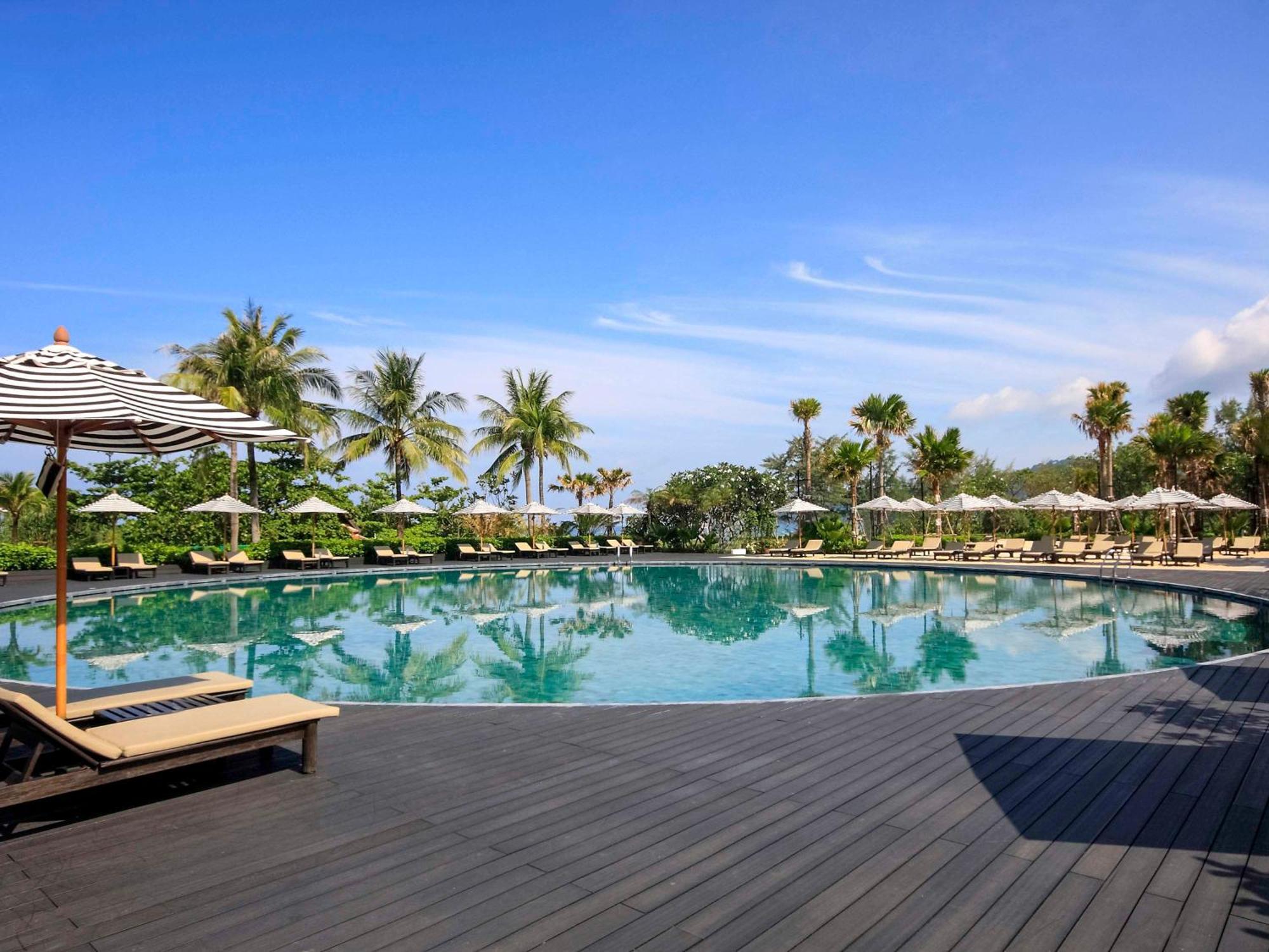 Pullman Phuket Karon Beach Resort Esterno foto The pool at the resort