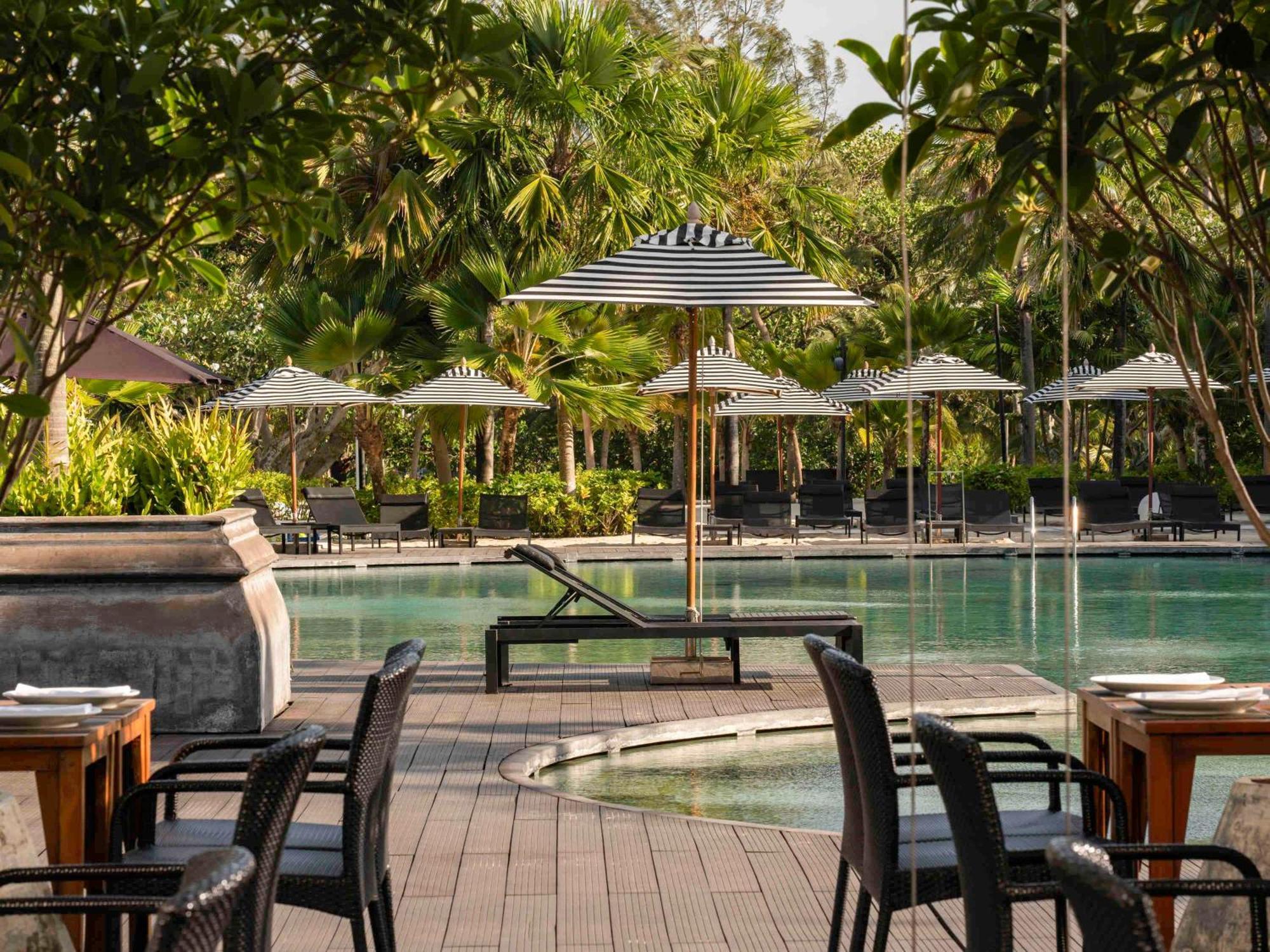 Pullman Phuket Karon Beach Resort Esterno foto The pool at the Taj Bengal