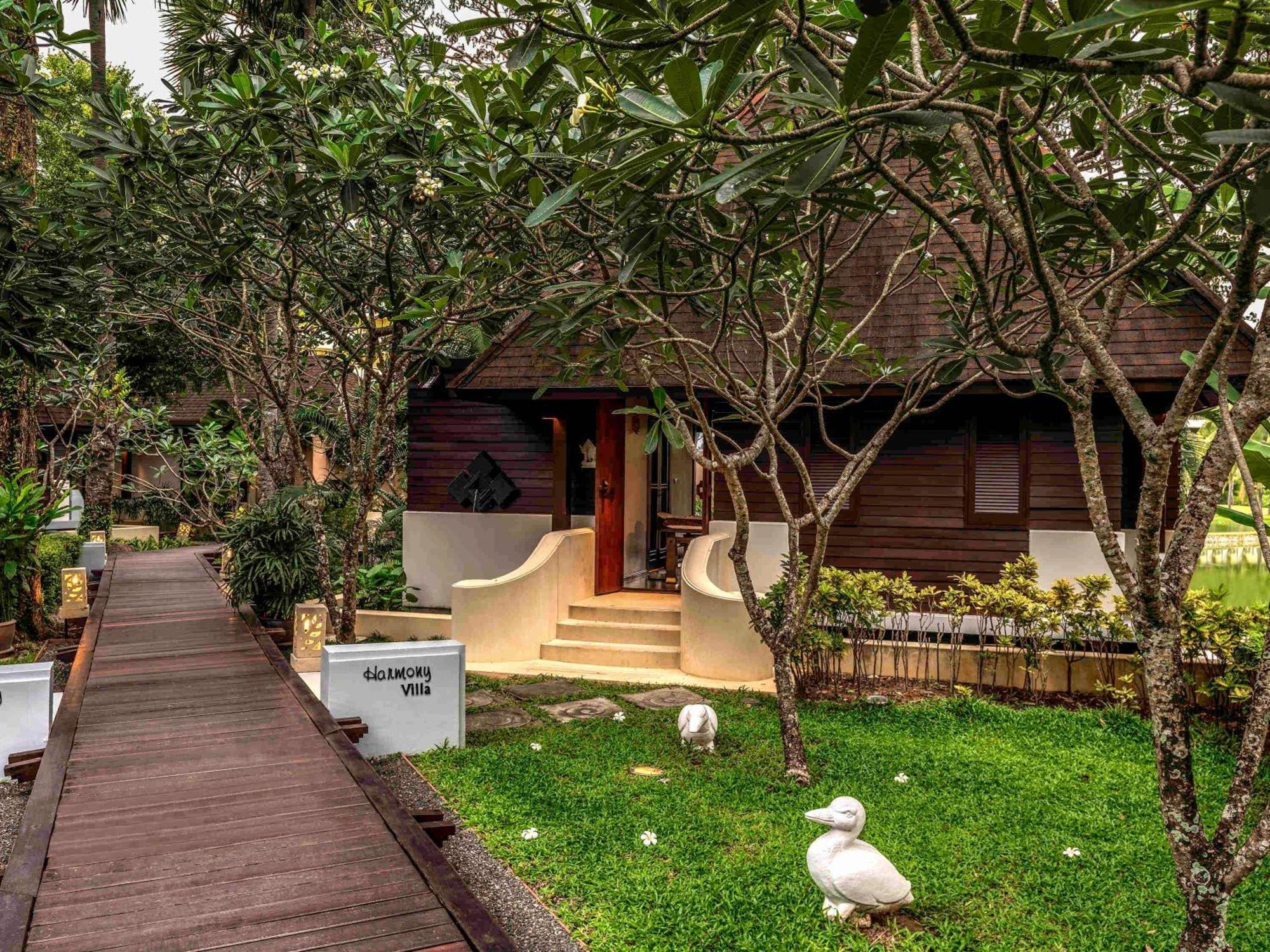 Pullman Phuket Karon Beach Resort Esterno foto A villa at the resort