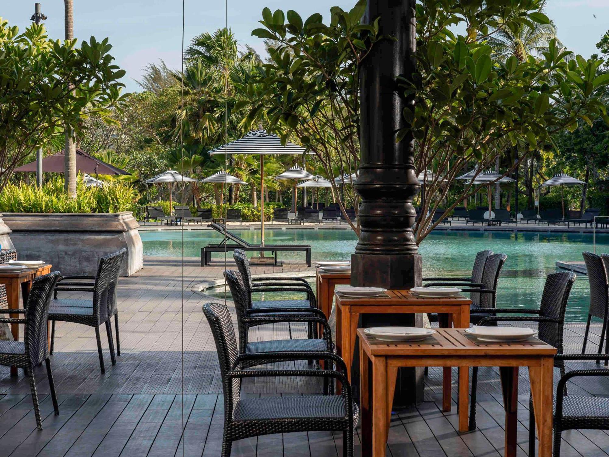 Pullman Phuket Karon Beach Resort Esterno foto The Deck