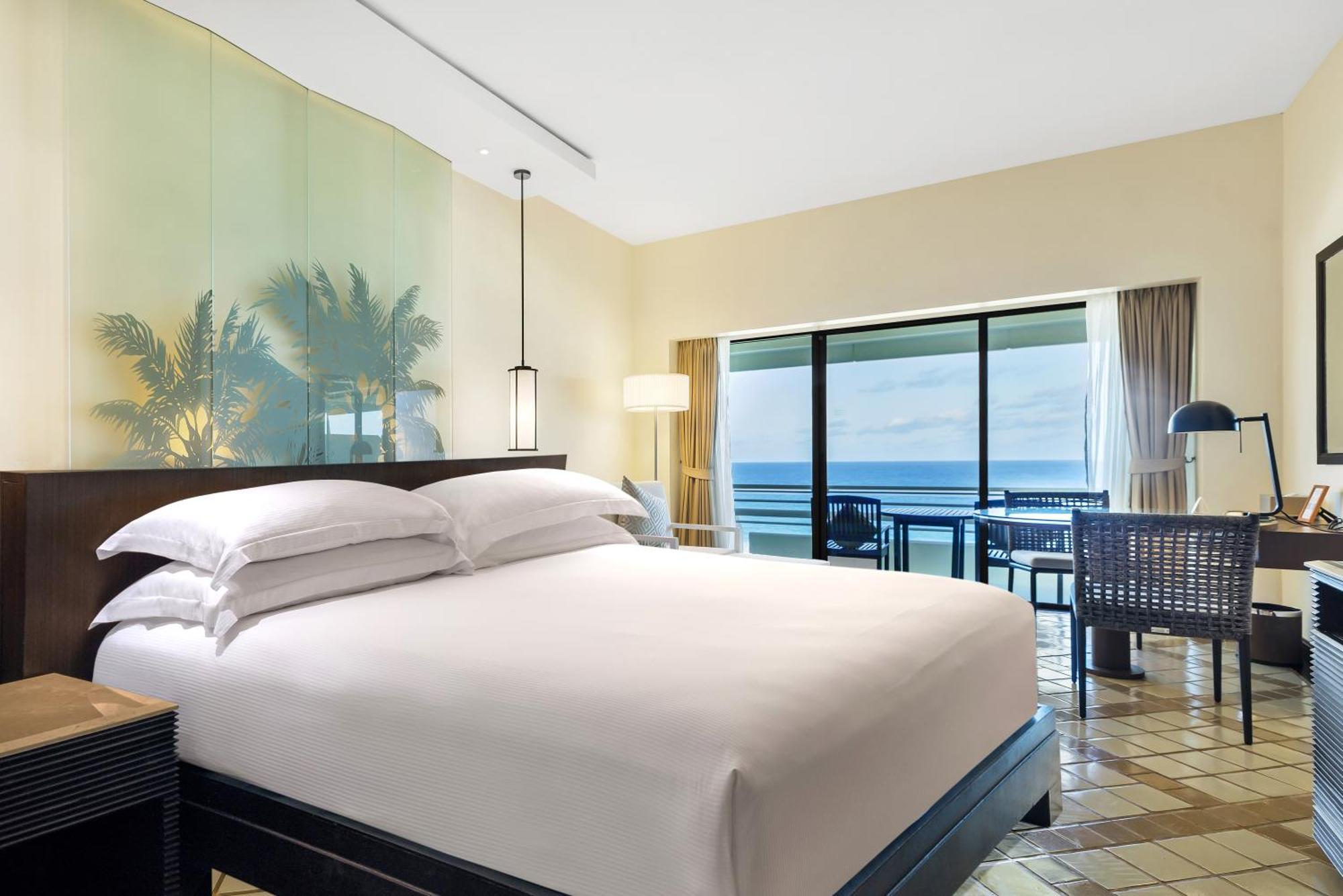 Pullman Phuket Karon Beach Resort Esterno foto A guest room at the Hilton Mauritius Resort
