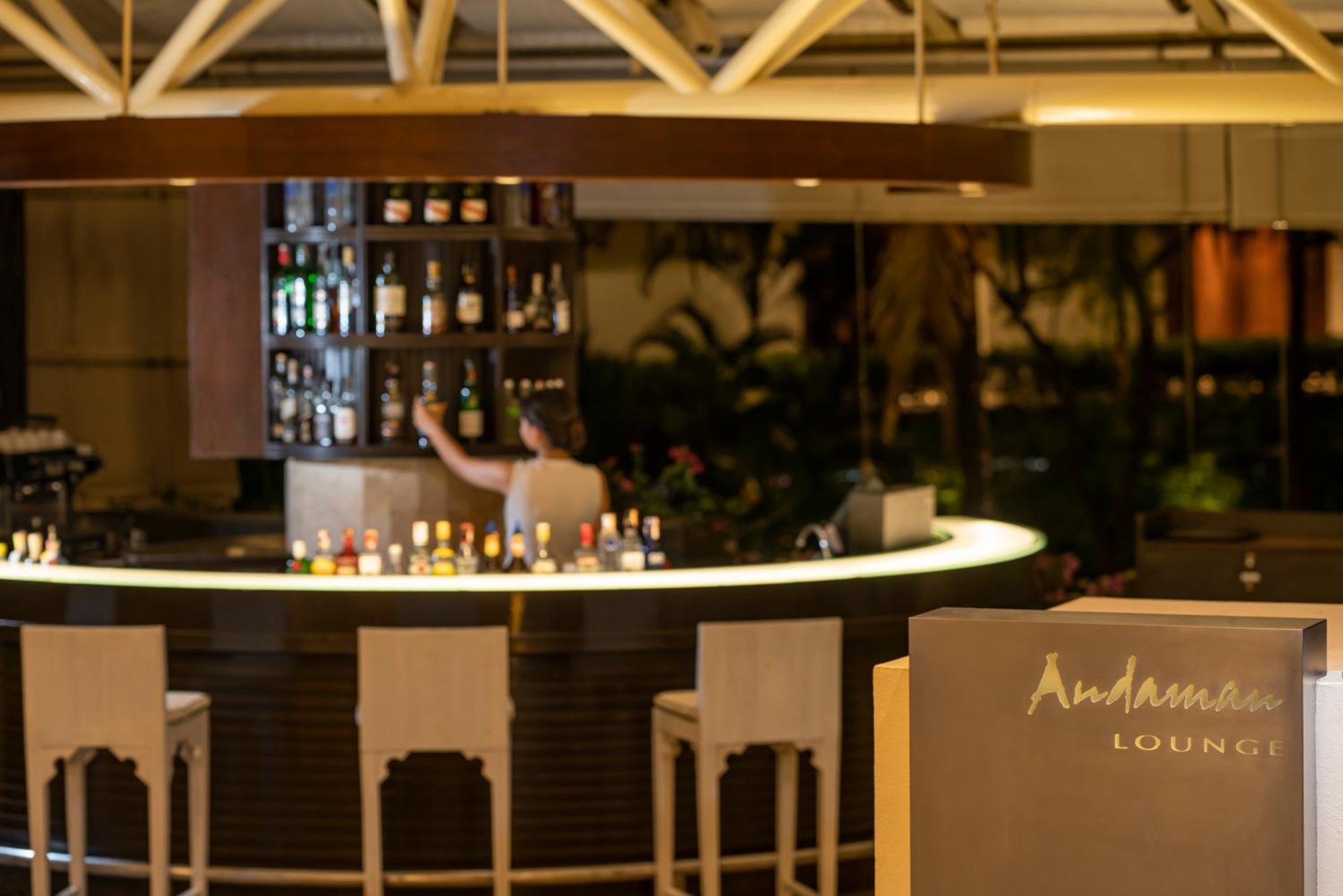 Pullman Phuket Karon Beach Resort Esterno foto The bar at the lounge
