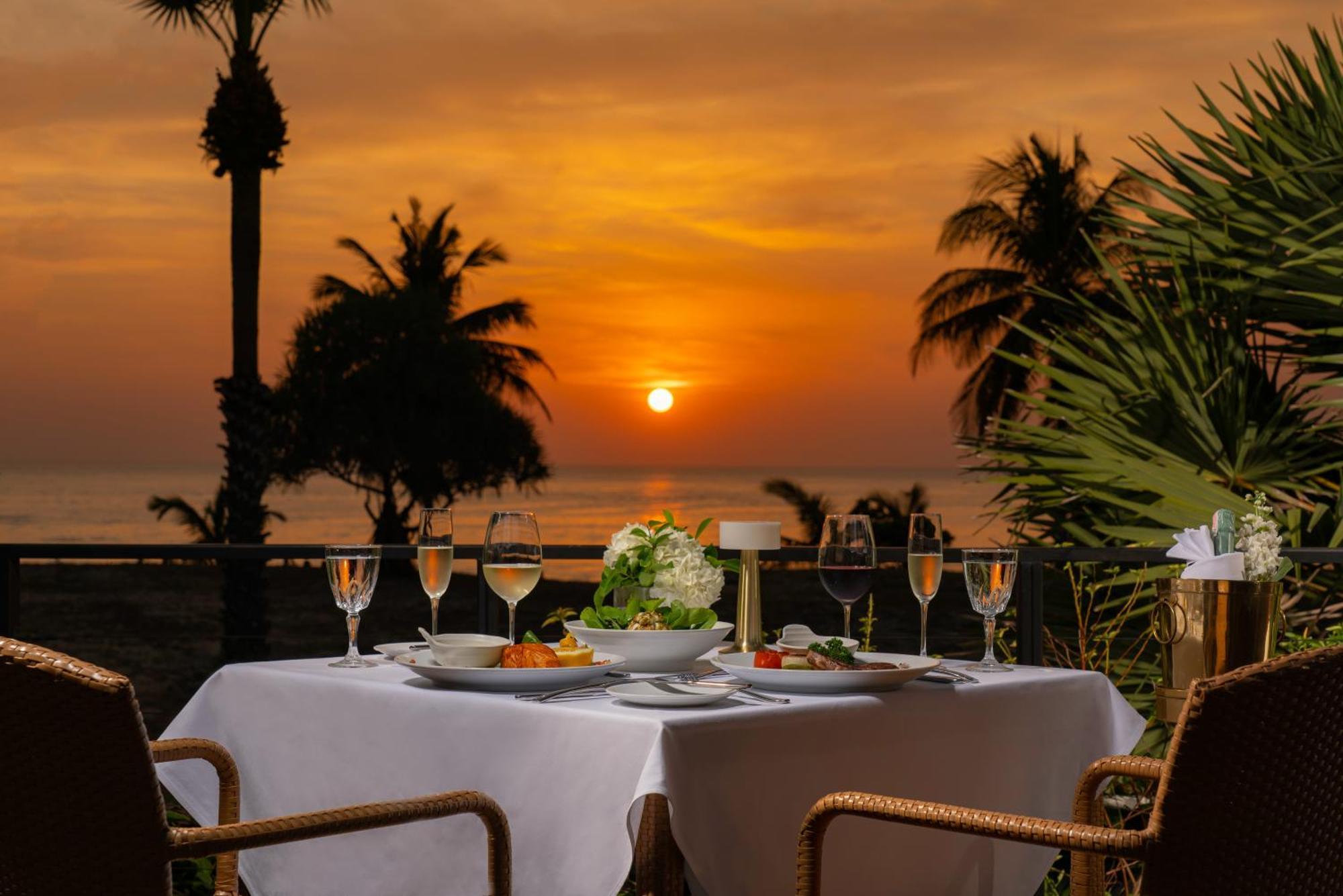 Pullman Phuket Karon Beach Resort Esterno foto Sunset at the beach