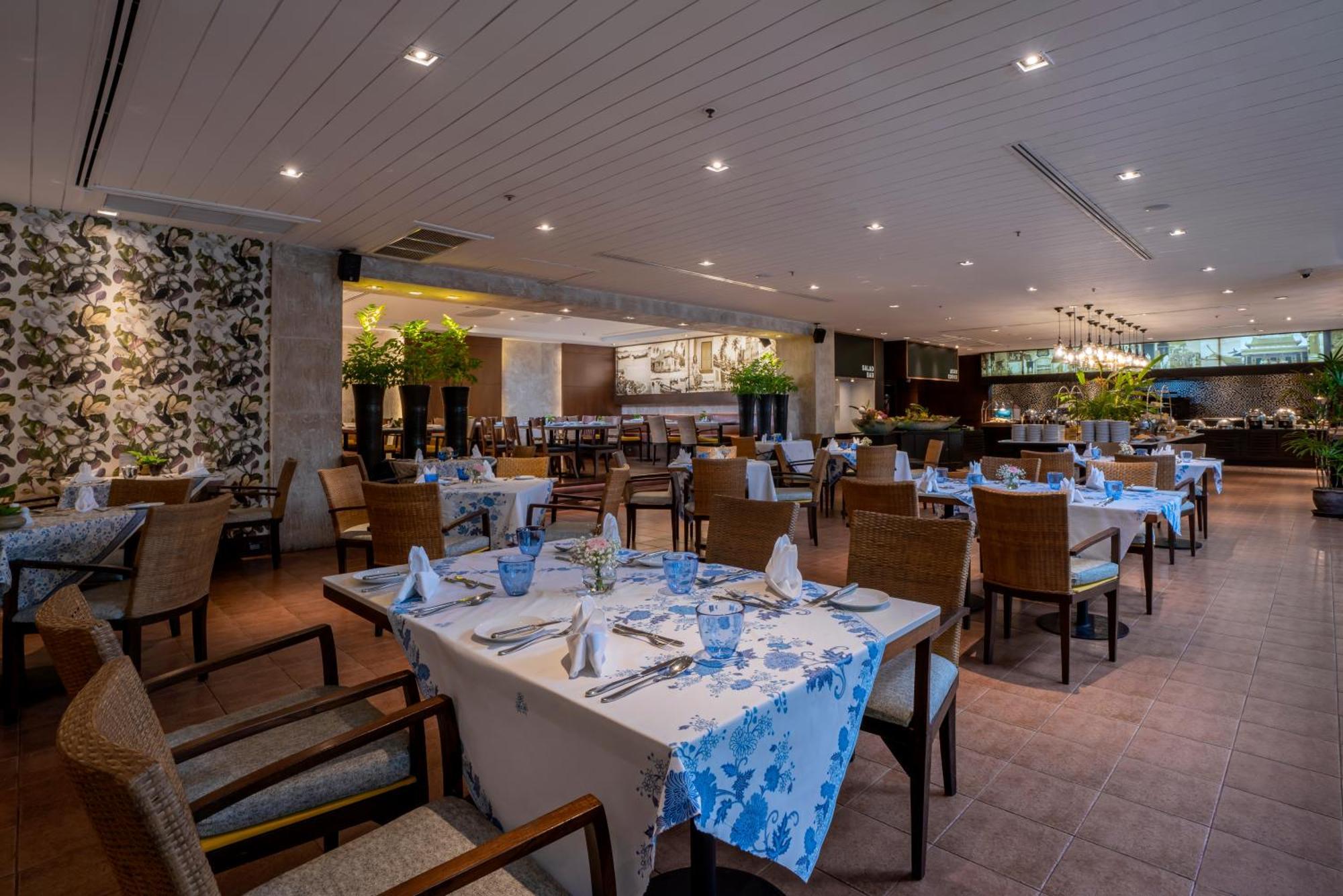 Pullman Phuket Karon Beach Resort Esterno foto The restaurant