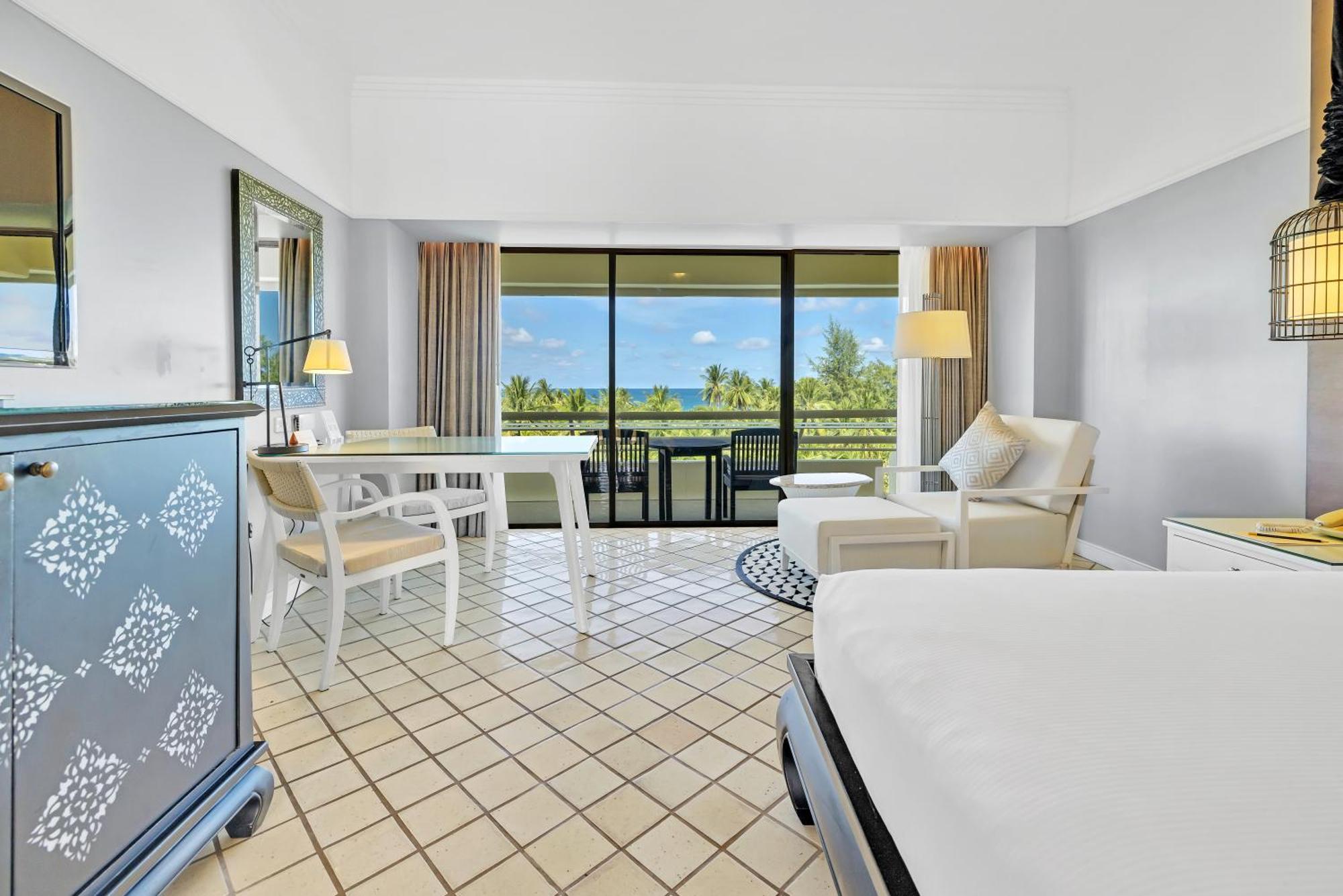 Pullman Phuket Karon Beach Resort Esterno foto A room at the Royal Kona Resort