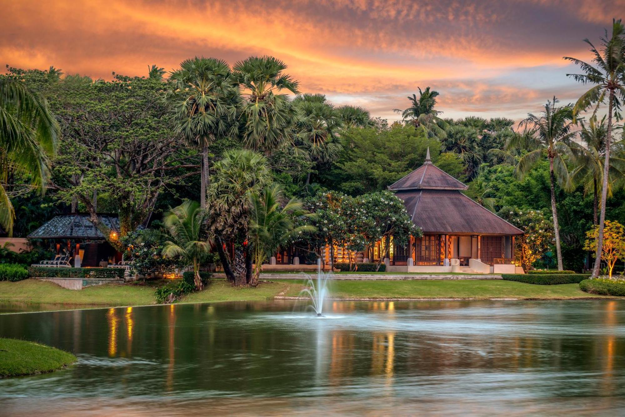 Pullman Phuket Karon Beach Resort Esterno foto The Royal Barai