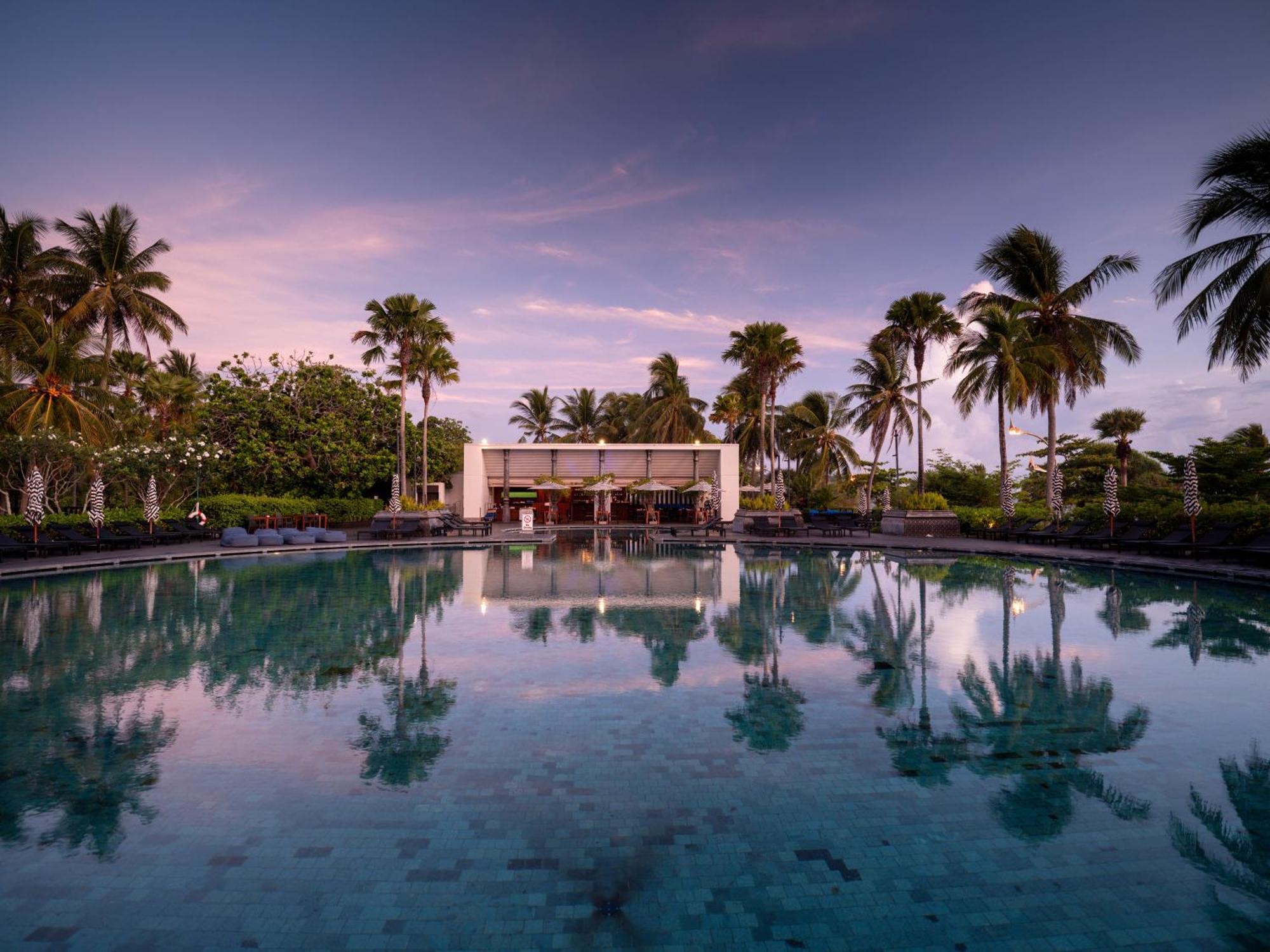 Pullman Phuket Karon Beach Resort Esterno foto The pool at the Taj Bengal