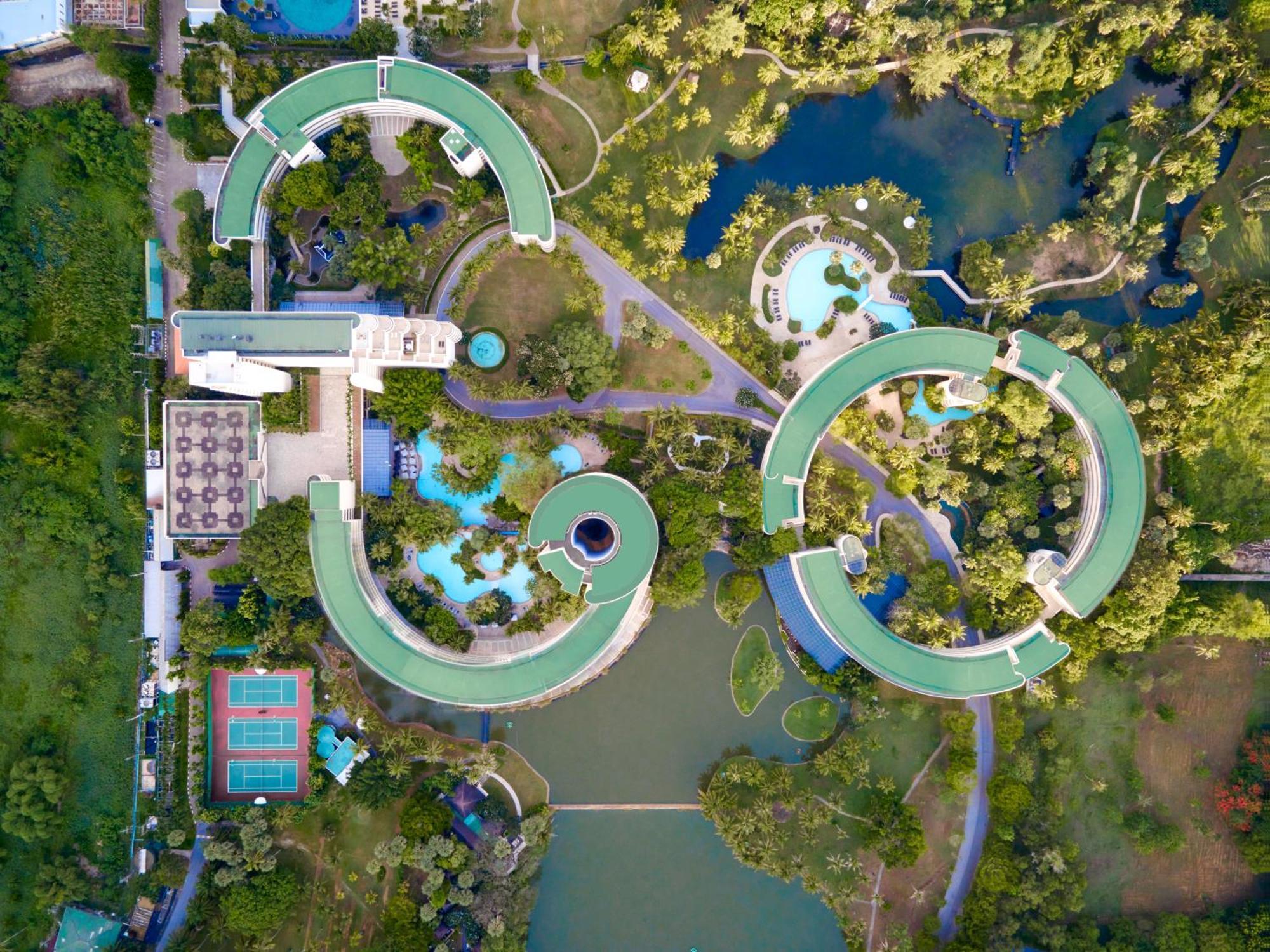 Pullman Phuket Karon Beach Resort Esterno foto Aerial view of the resort