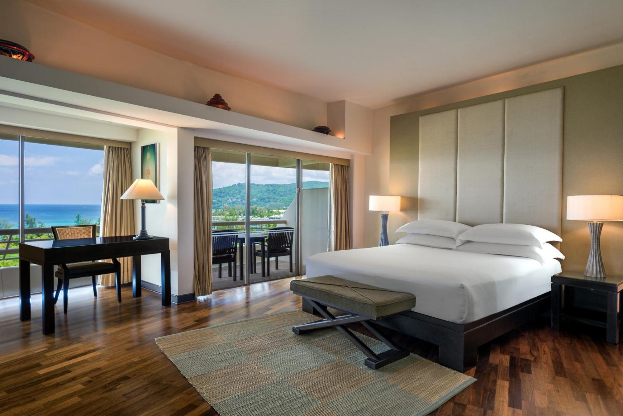 Pullman Phuket Karon Beach Resort Esterno foto A bedroom at the Westin Nanuk, a hotel in Vancouver, British Columbia, Canada