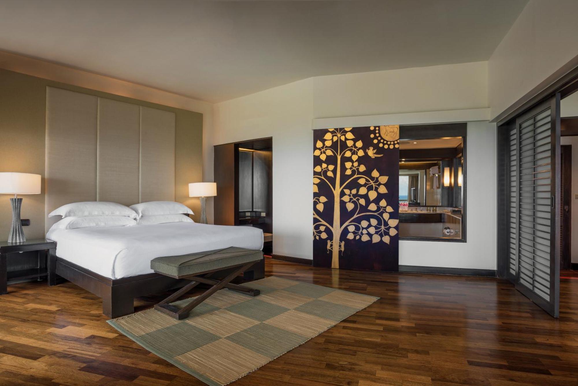 Pullman Phuket Karon Beach Resort Esterno foto A bedroom at the hotel