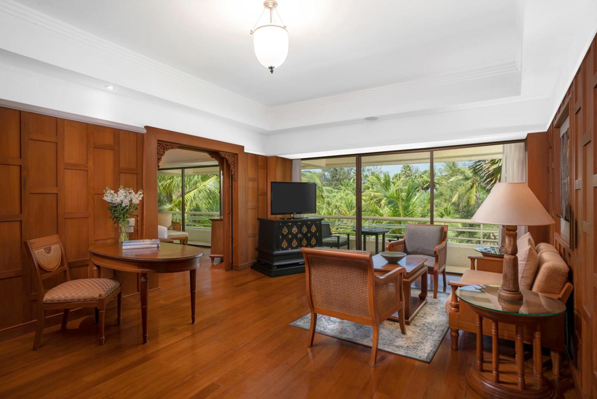 Pullman Phuket Karon Beach Resort Esterno foto A suite at the Royal Hawaiian Hotel