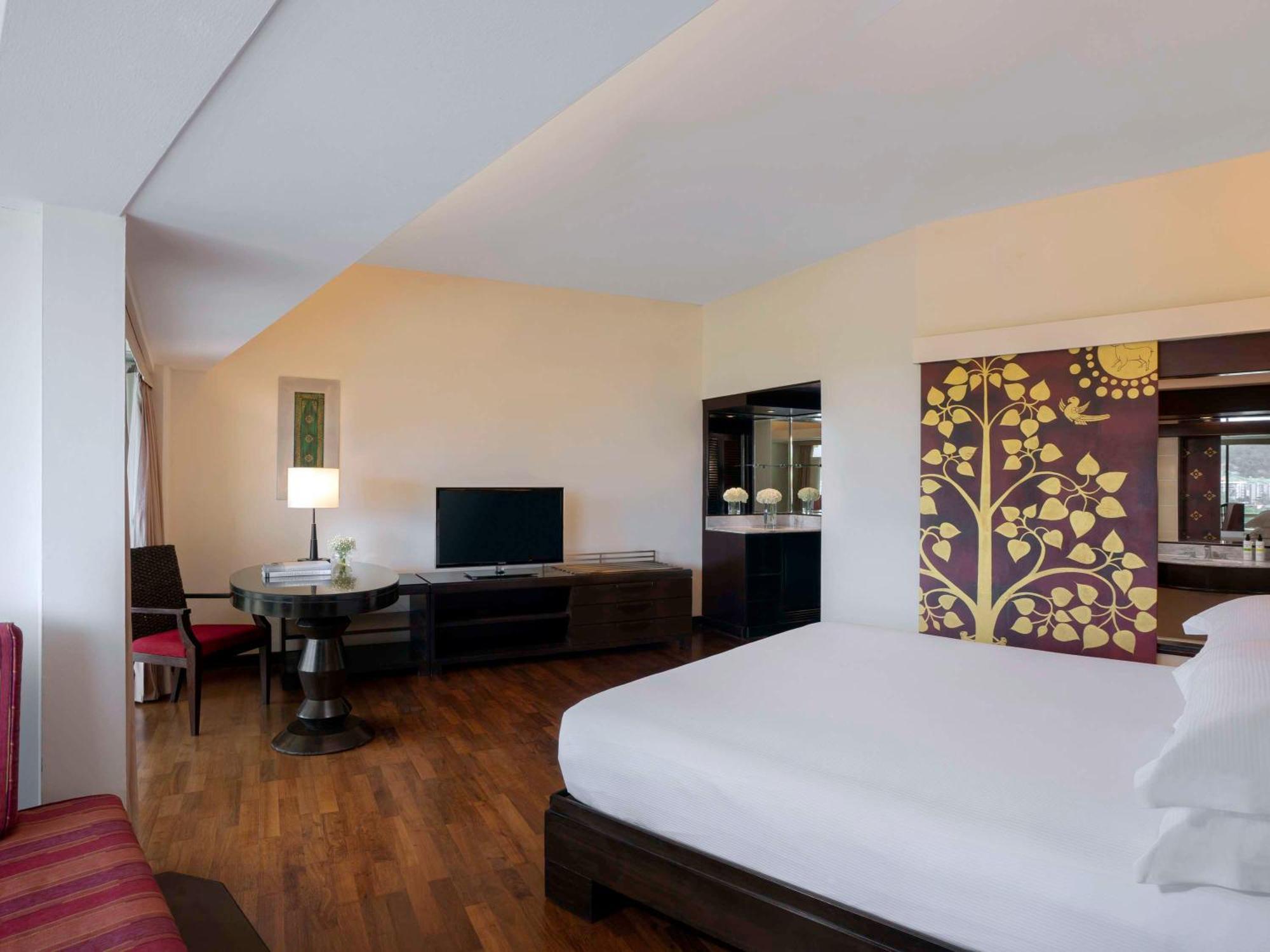 Pullman Phuket Karon Beach Resort Esterno foto A room at the hotel
