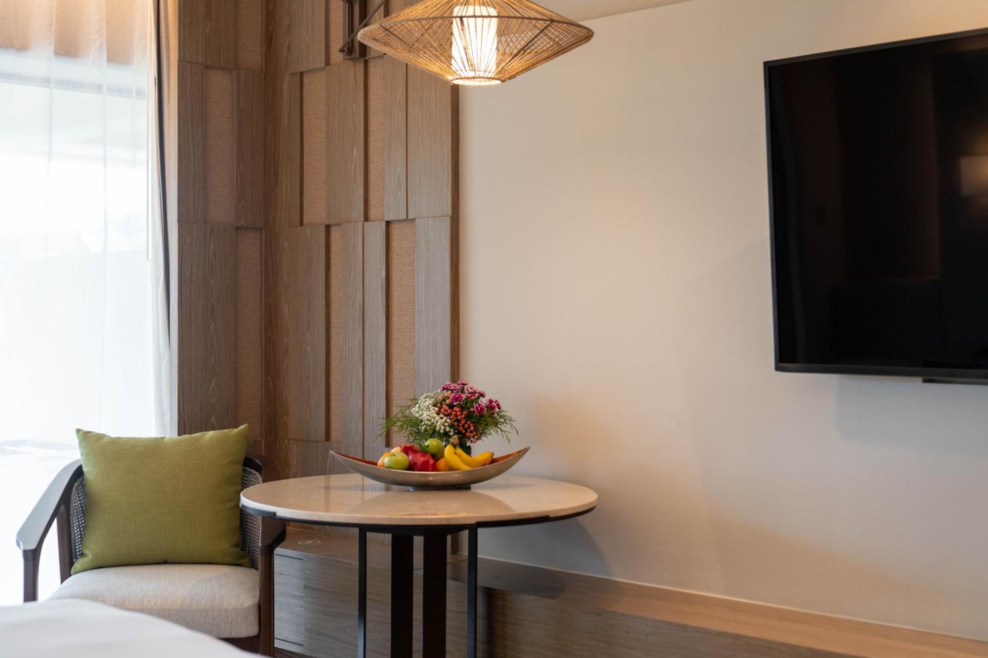Pullman Phuket Karon Beach Resort Esterno foto A room at the hotel
