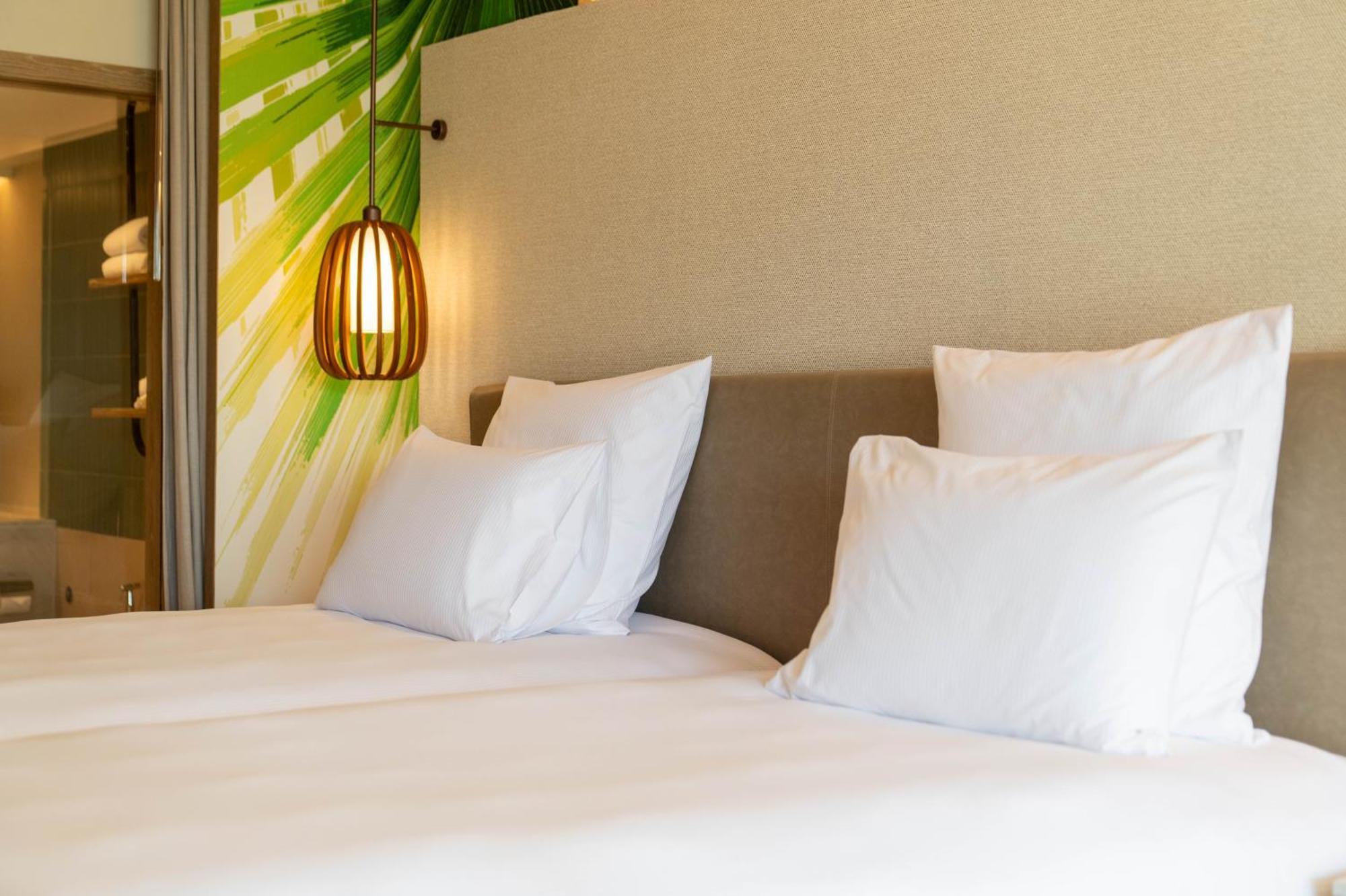 Pullman Phuket Karon Beach Resort Esterno foto A bed with pillows