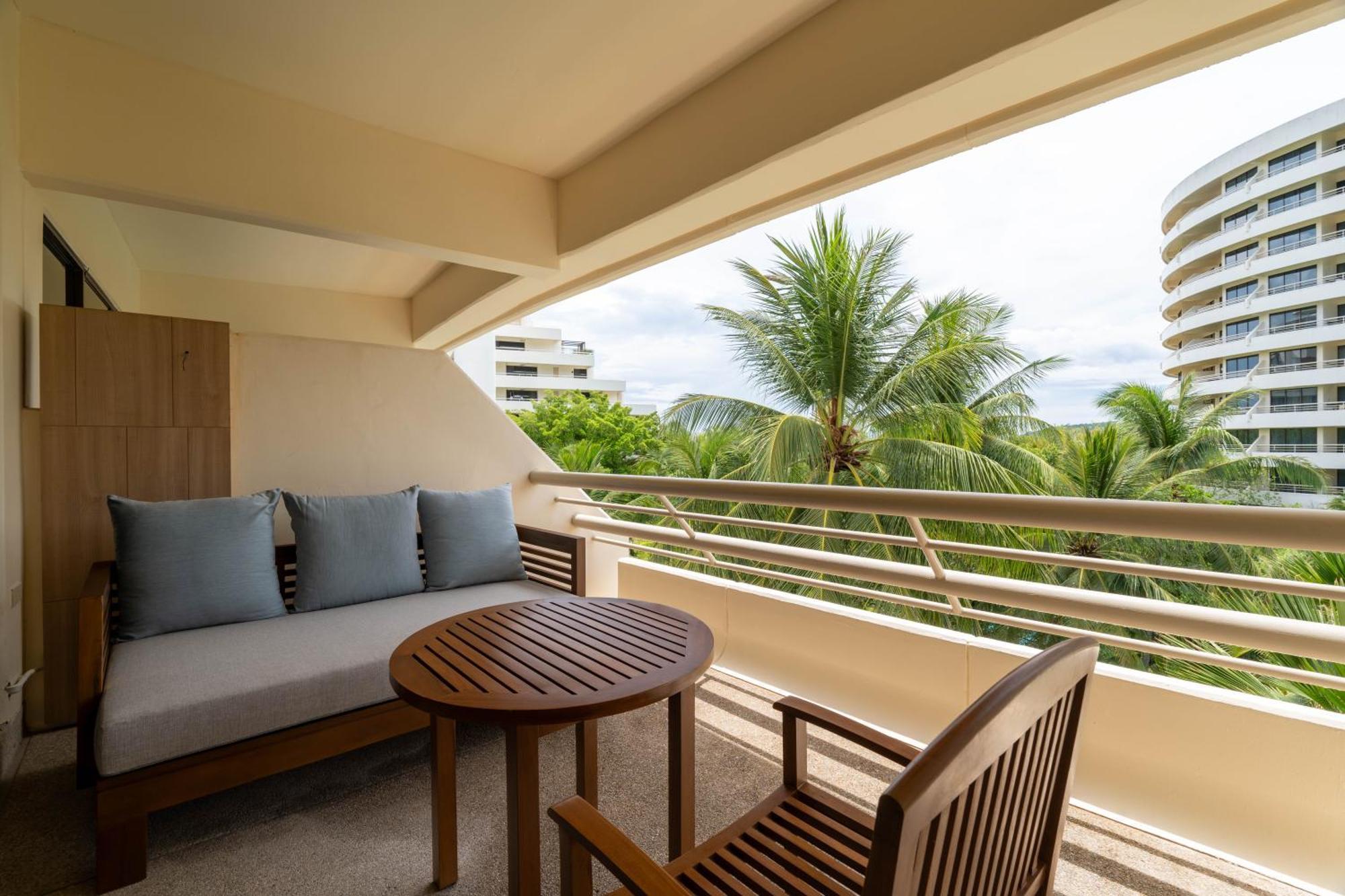 Pullman Phuket Karon Beach Resort Esterno foto A balcony at the hotel