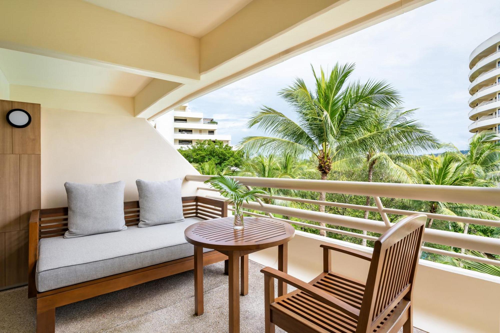 Pullman Phuket Karon Beach Resort Esterno foto A balcony at the hotel