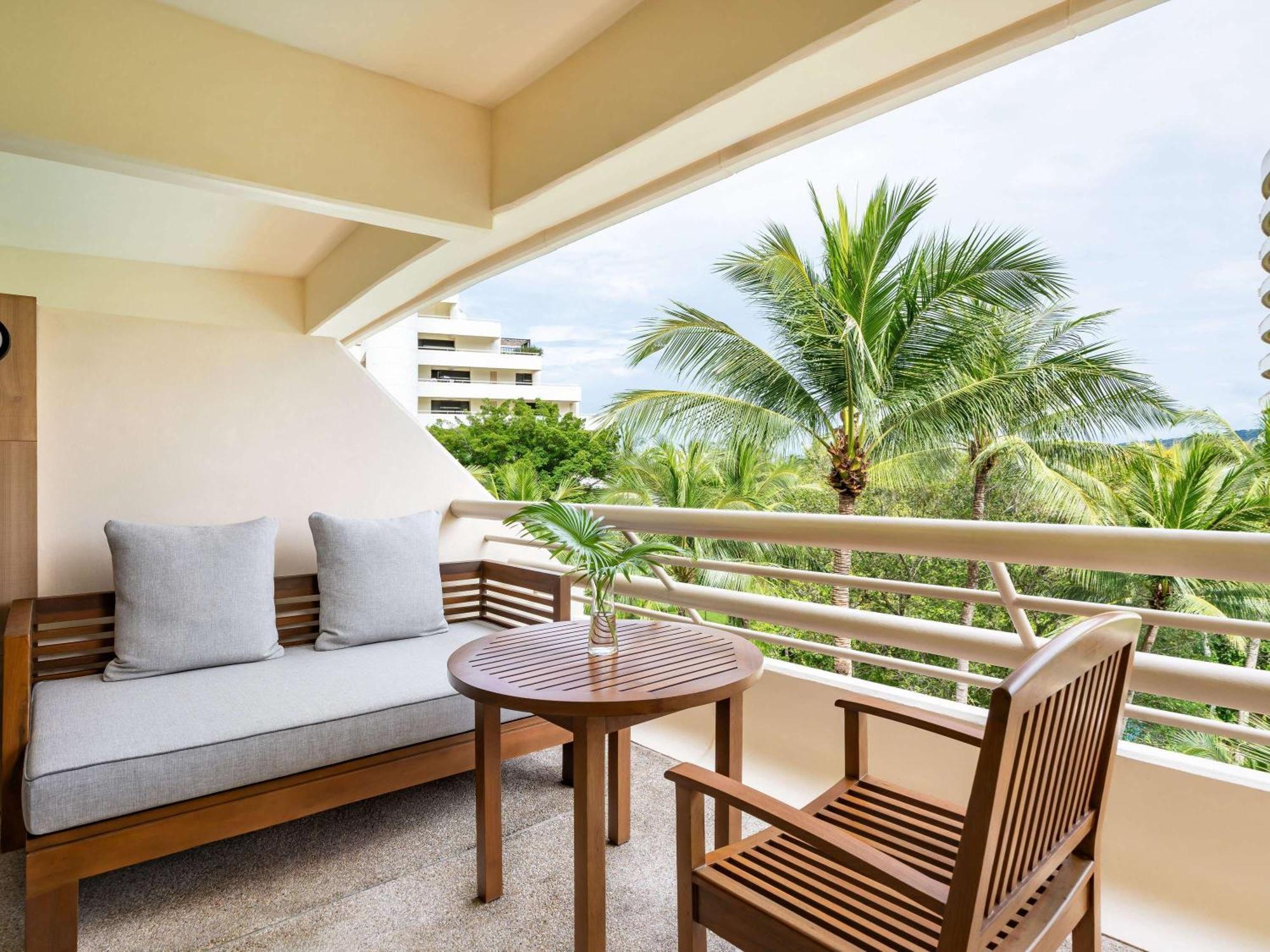 Pullman Phuket Karon Beach Resort Esterno foto A balcony at the Royal Hawaiian Hotel