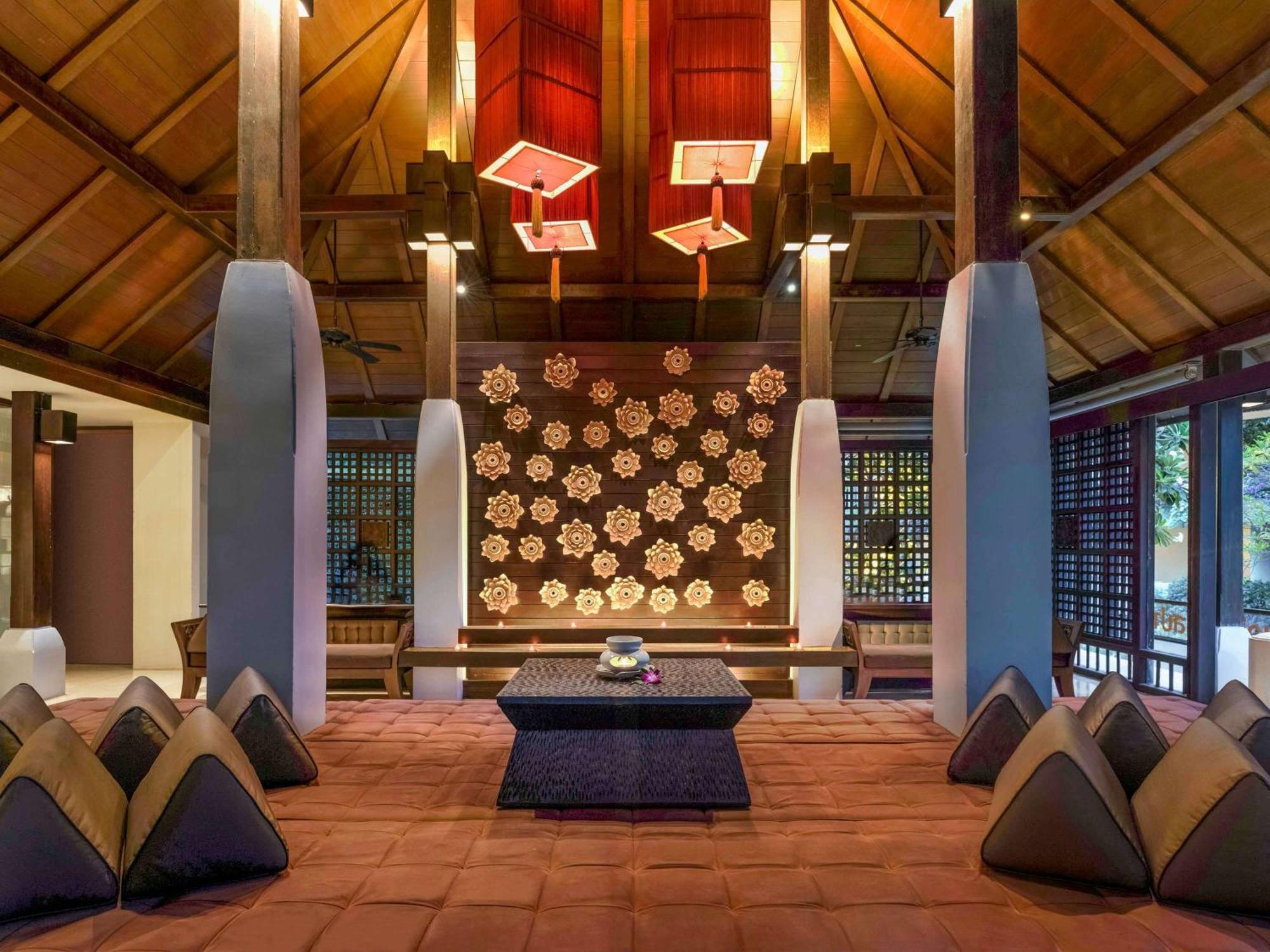 Pullman Phuket Karon Beach Resort Esterno foto The lobby of the hotel
