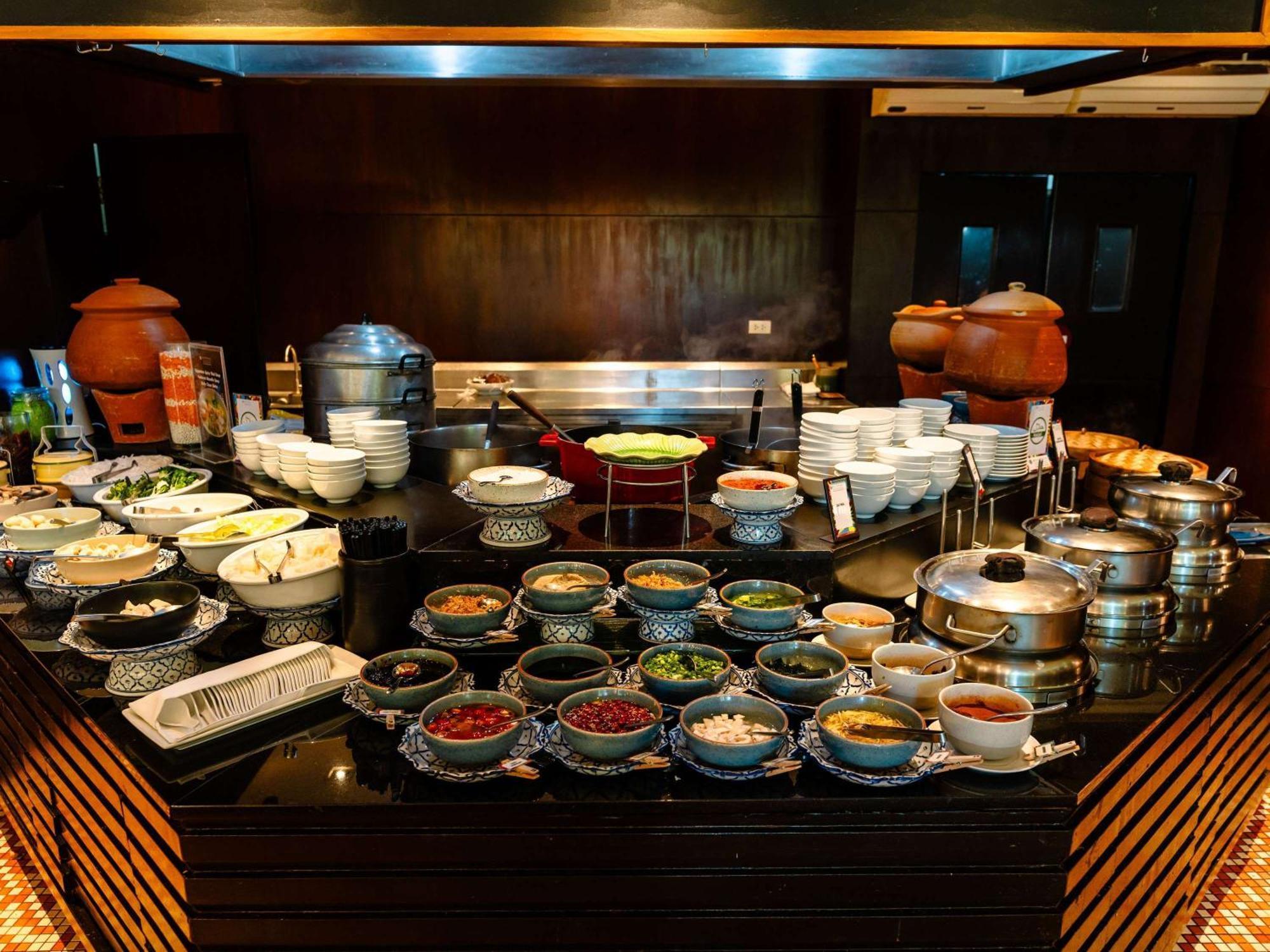 Pullman Phuket Karon Beach Resort Esterno foto A live kitchen at a hotel
