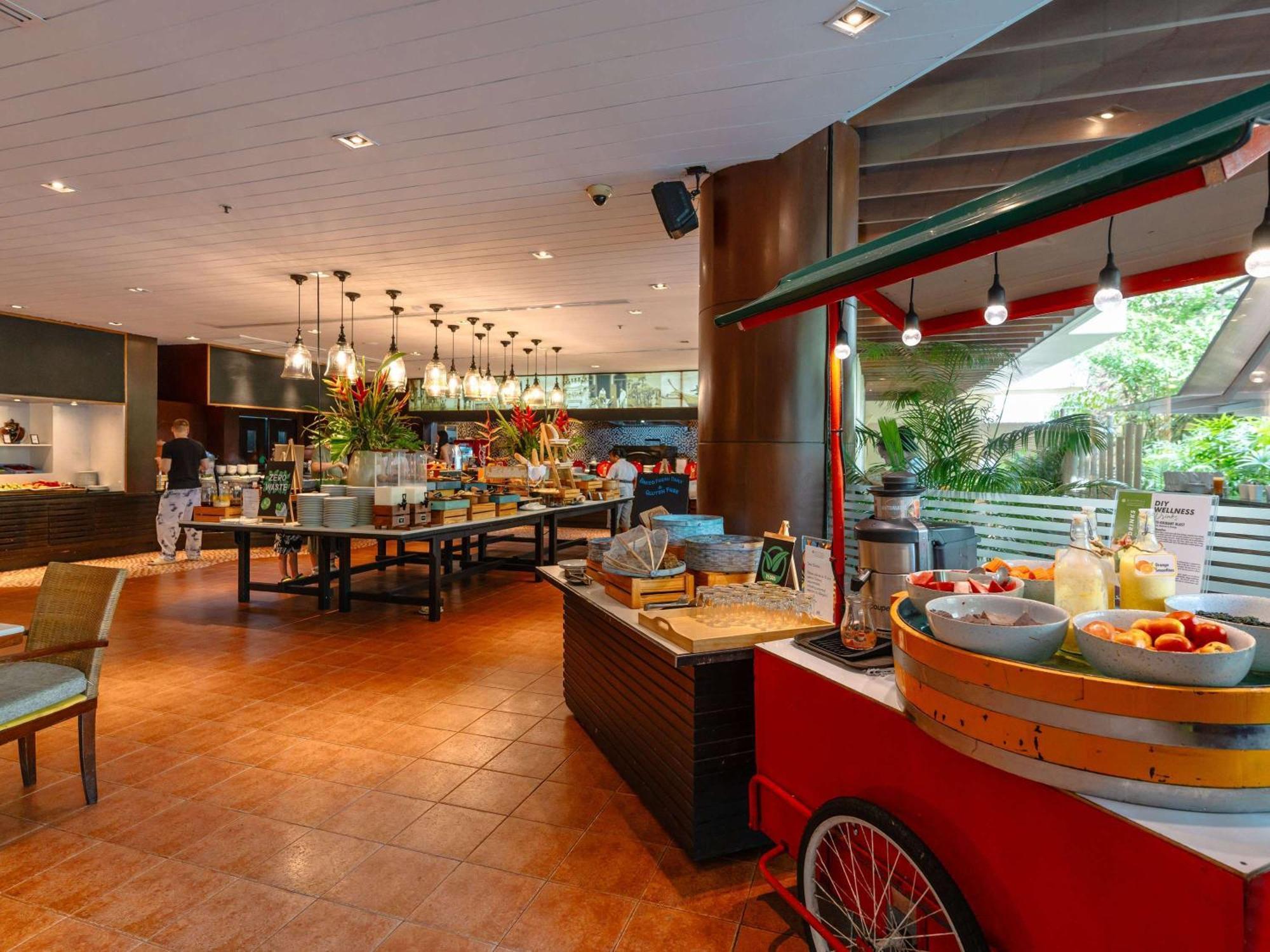 Pullman Phuket Karon Beach Resort Esterno foto The interior of the restaurant