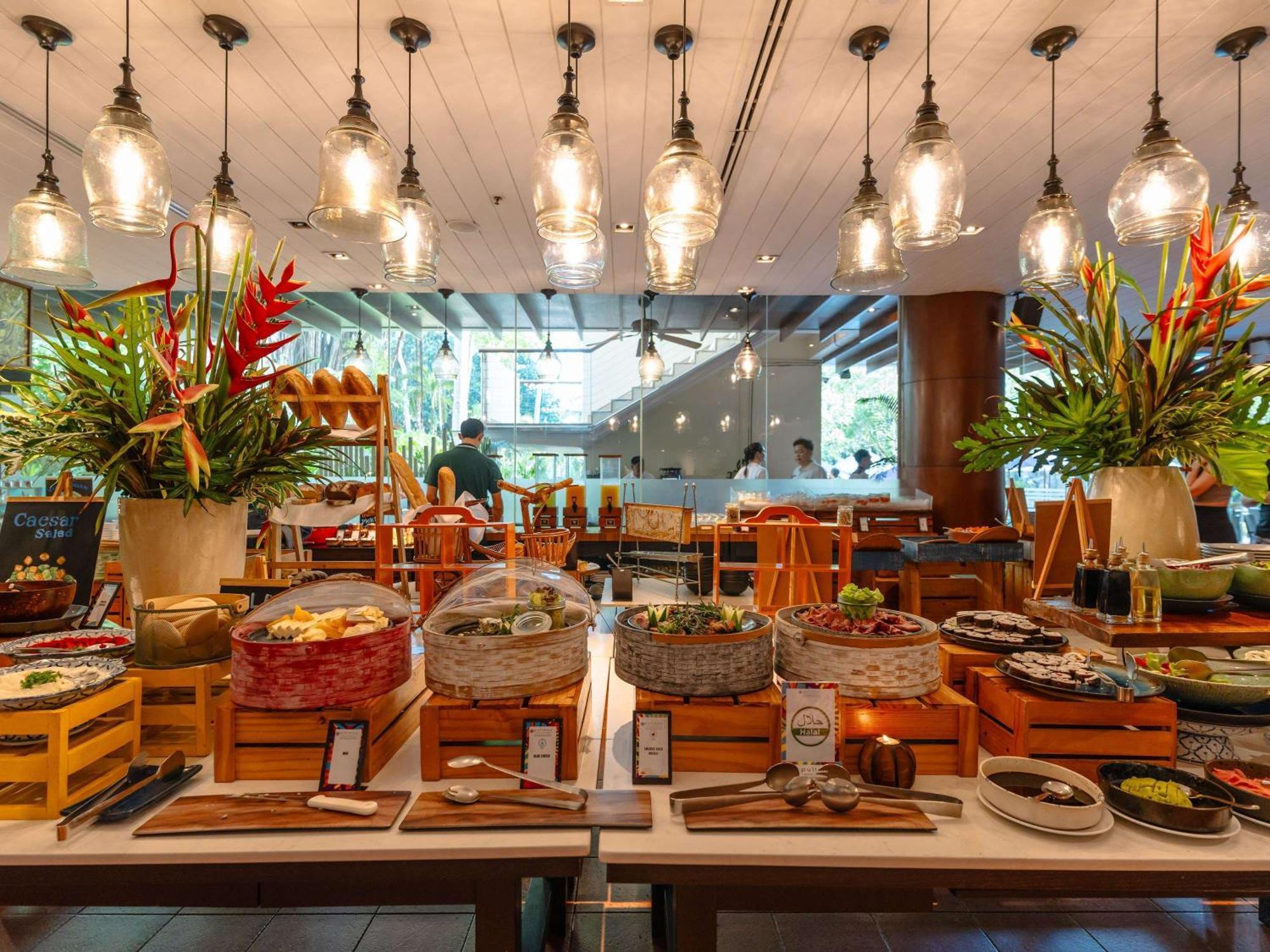 Pullman Phuket Karon Beach Resort Esterno foto The buffet at the restaurant