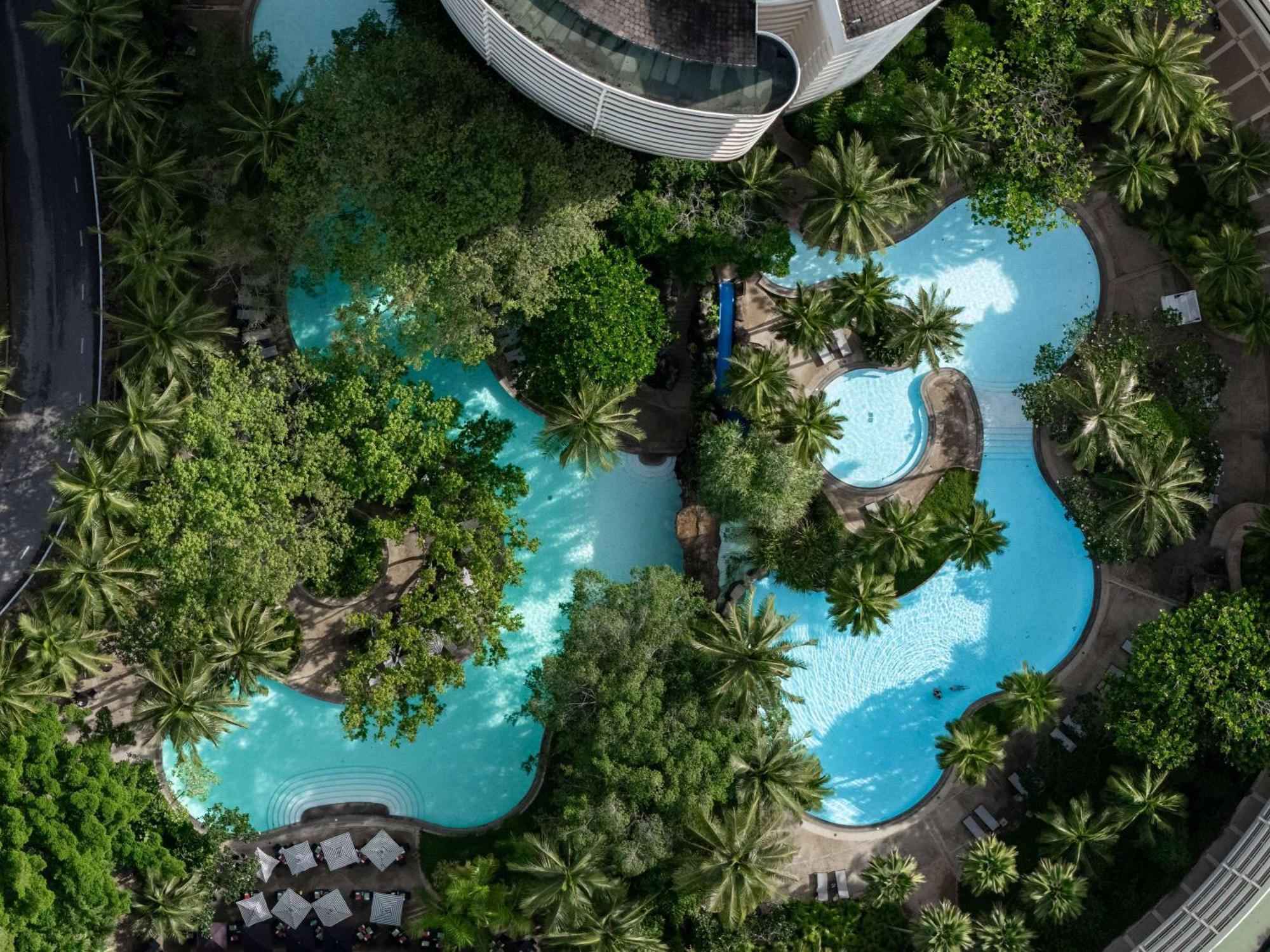 Pullman Phuket Karon Beach Resort Esterno foto The pool at the hotel