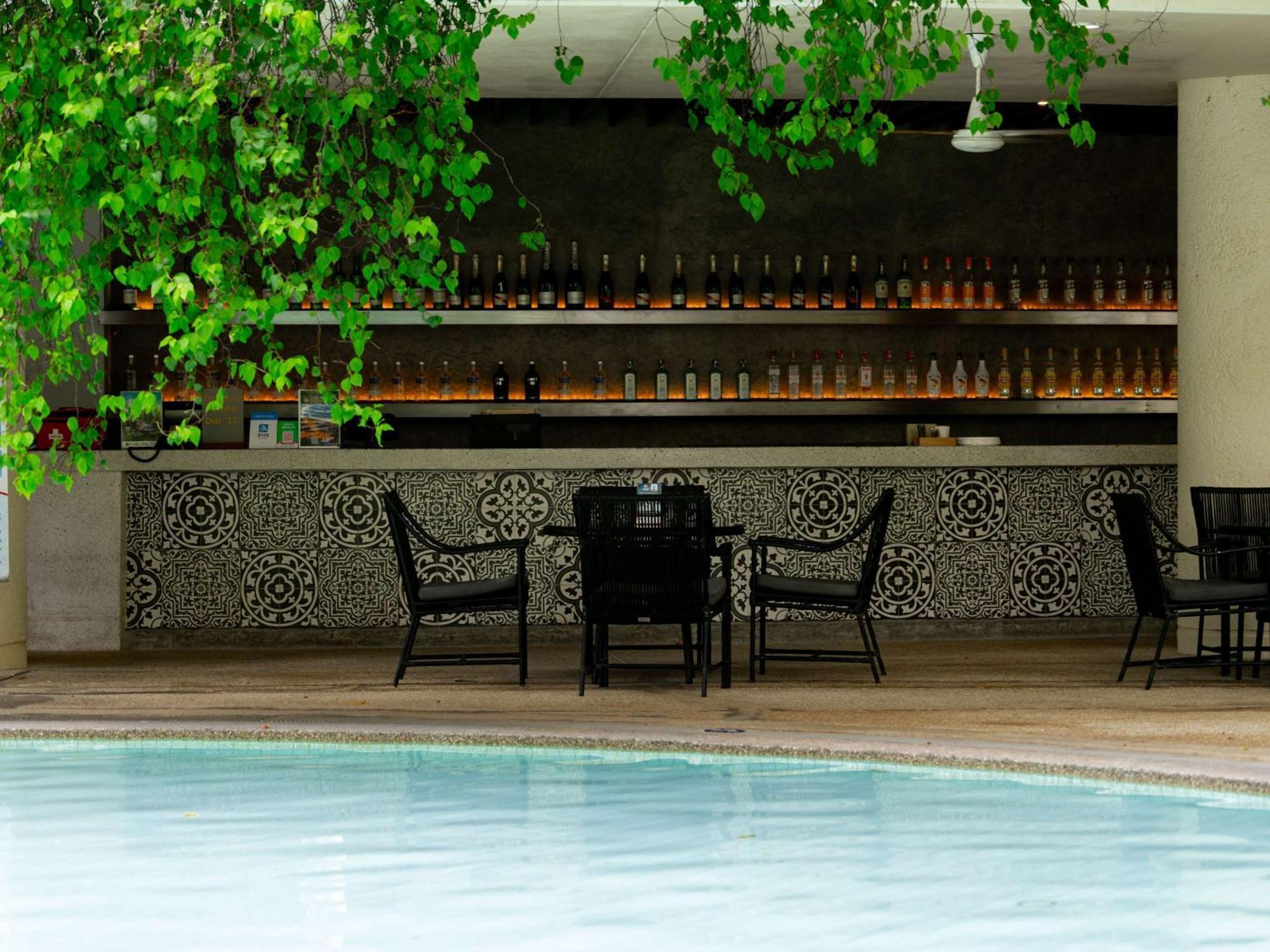 Pullman Phuket Karon Beach Resort Esterno foto The pool bar at the hotel