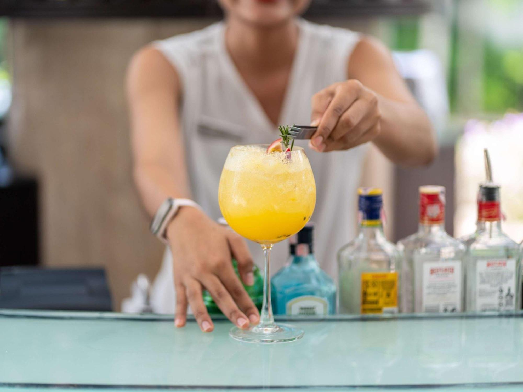 Pullman Phuket Karon Beach Resort Esterno foto A bartender preparing a cocktail