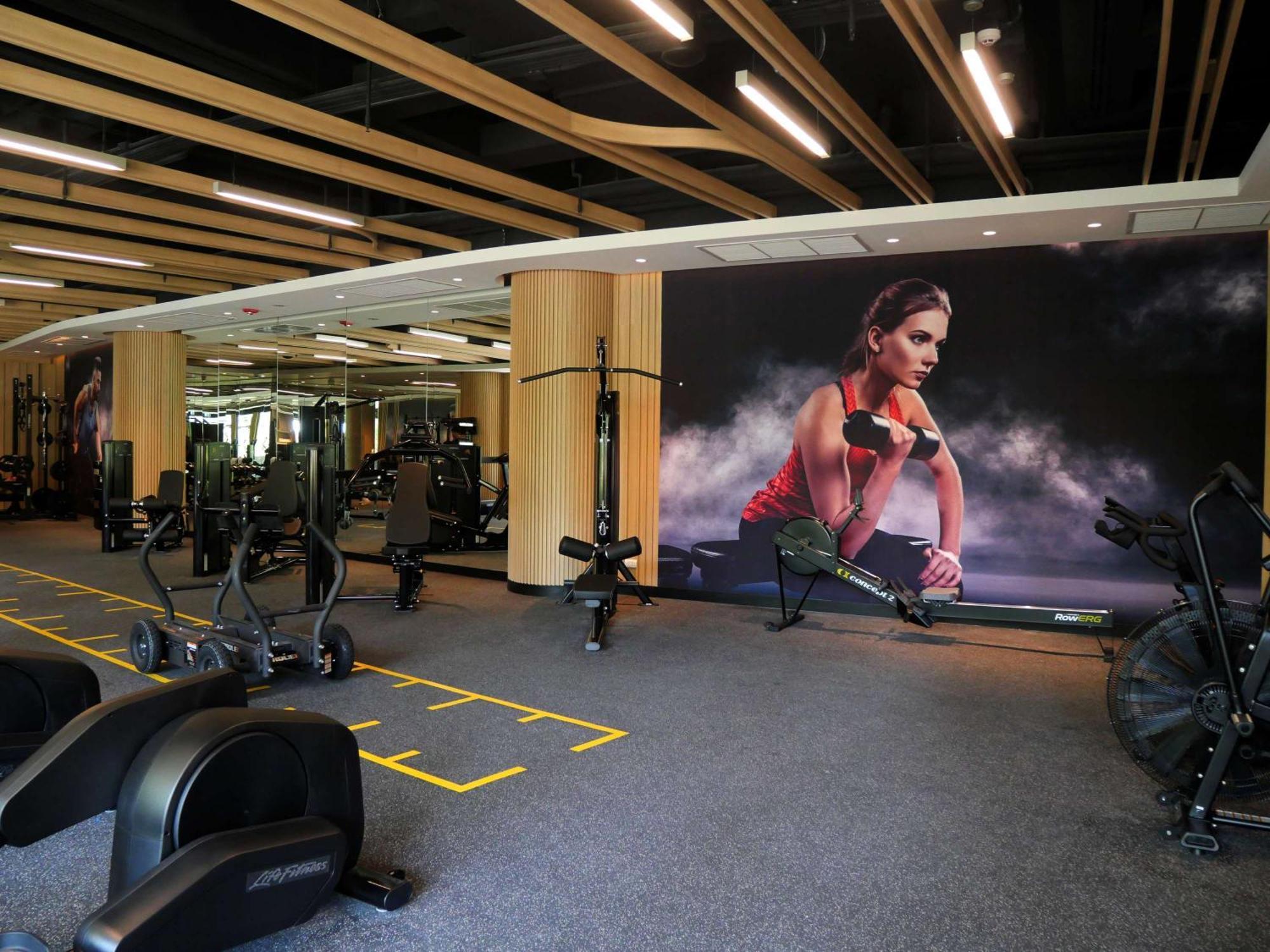 Pullman Phuket Karon Beach Resort Esterno foto The gym at the hotel