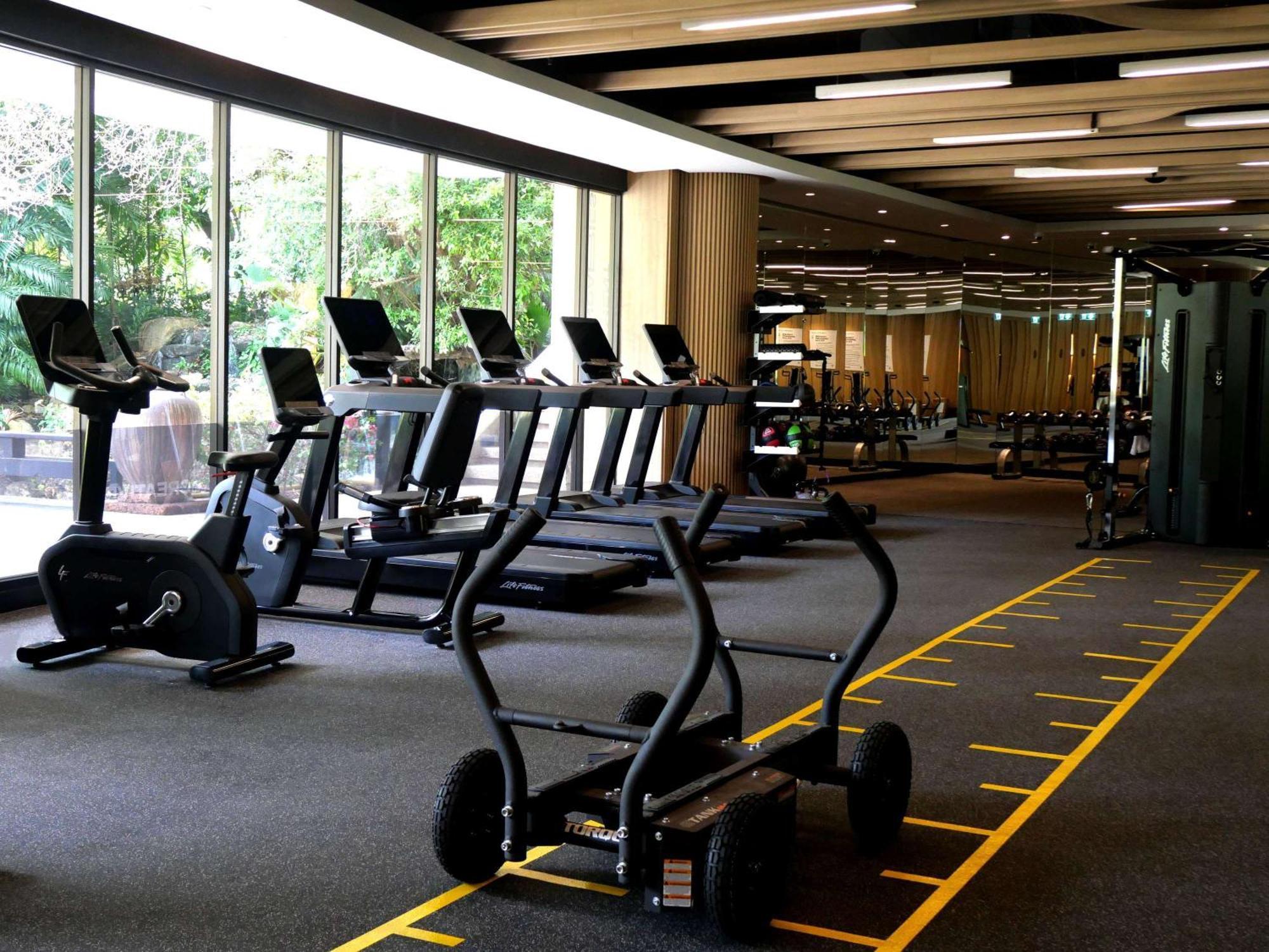 Pullman Phuket Karon Beach Resort Esterno foto The gym at the hotel