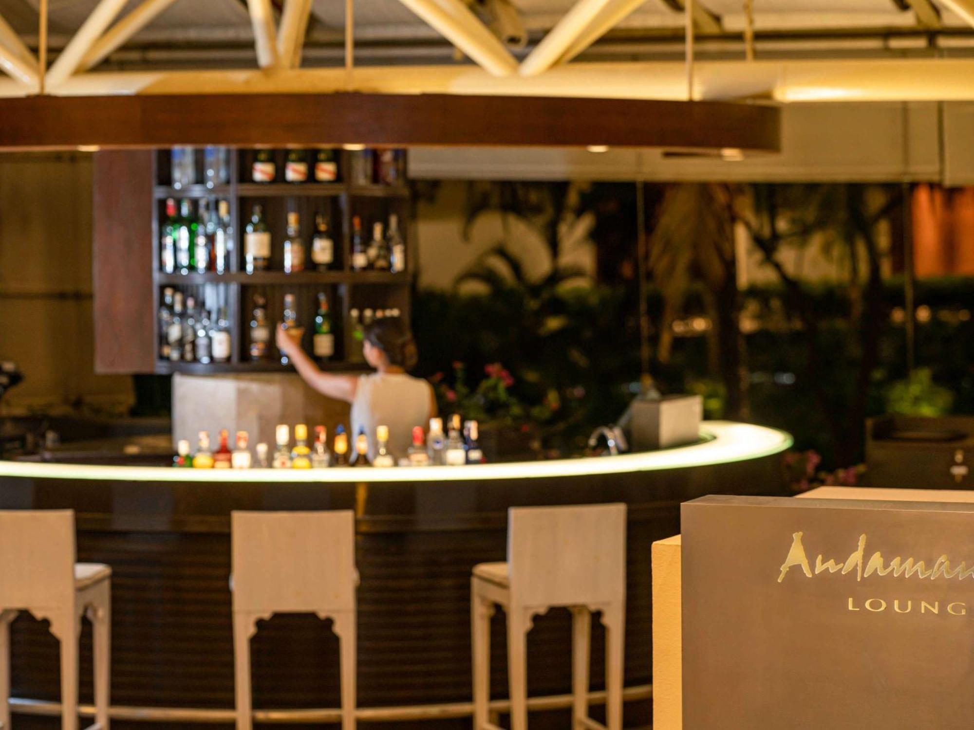 Pullman Phuket Karon Beach Resort Esterno foto A bar at the Andaz