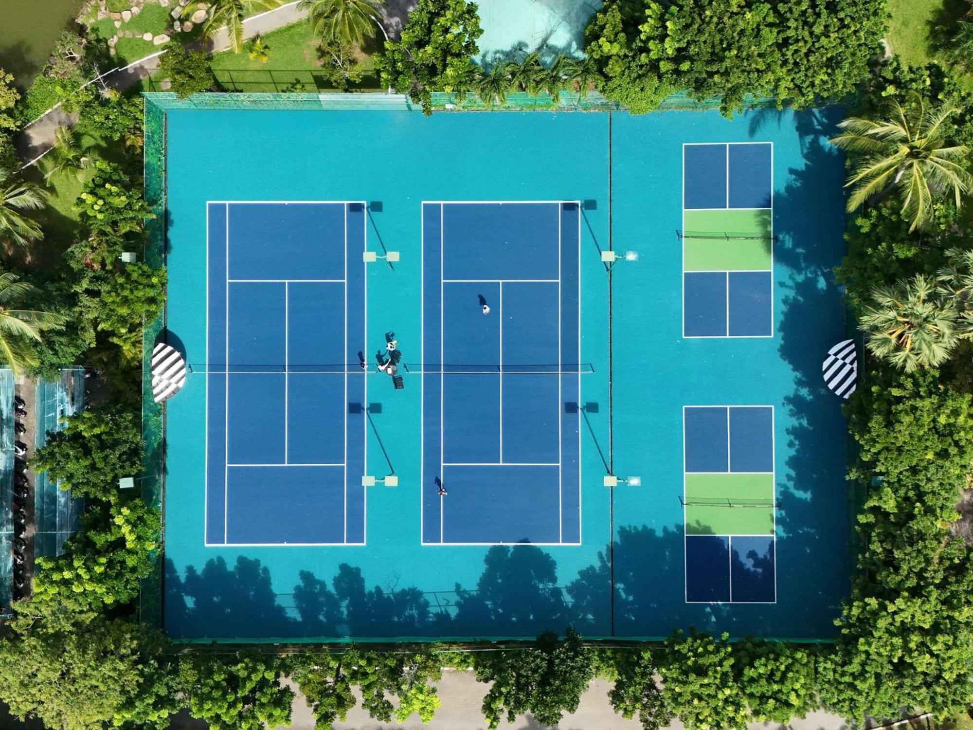 Pullman Phuket Karon Beach Resort Esterno foto Tennis courts at the Boca Raton Resort